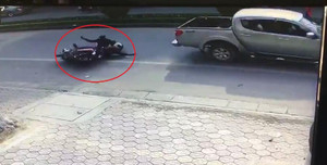 Clip ô tô bán tải huých ngã xe máy rồi bỏ đi khiến dân mạng tranh cãi