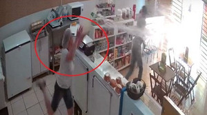 Clip: Nữ nhân viên hắt xô nước té tát khiến tên cướp bỏ chạy trối chết