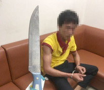 Tài xế taxi rút dao tấn công nhân viên an ninh sân bay Vinh