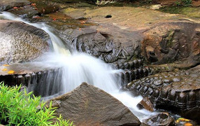 Bí ẩn dòng sông thiêng chứa hàng ngàn 'của quý' nam và nữ