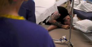 Nhìn vợ đau đẻ gần 10 tiếng, chồng ngất xỉu