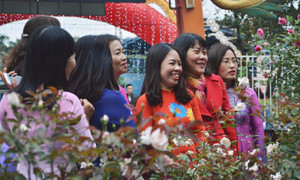 Ngày 8/3, hàng trăm chị em thướt tha áo dài tại Lễ hội hoa hồng Bulgaria