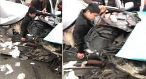 Clip: Ô tô con nát bươm sau tai nạn, tài xế sống sót kỳ diệu