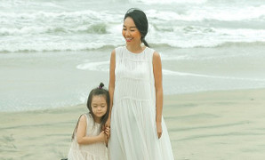 ‘Công chúa lai’ nhà Đoan Trang diện đầm đôi vui vẻ dạo biển cùng mẹ