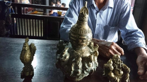 Đào nền nhà rường trăm tuổi, phát hiện 3 vật bằng đồng nghi cổ vật thời Minh - Thanh