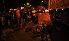 Chạy ngược chiều gây tai nạn, tài xế xe máy bị xe tải cán chết