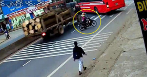 Clip: Xe tải lao điên cuồng đâm sầm xe khách, người đi xe máy thoát chết trong gang tấc