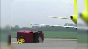 Video: Đọ sức với máy bay, ô tô bị xé vụn như đồ chơi