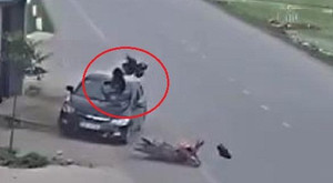 Clip: Sang đường thiếu quan sát, người đi xe máy bị ô tô hất bay lên trời