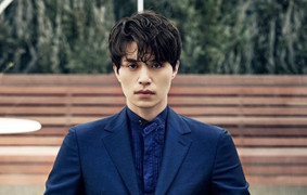 Vẻ điển trai và nổi tiếng của hai bạn trai 'tình đầu quốc dân' Suzy