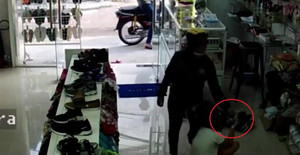 Clip: Nữ quái xông vào nhà, cướp iPhone 7 trên tay bé gái