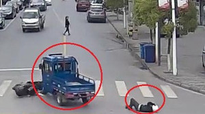 Clip: Gây tai nạn bỏ chạy, xe ba gác bị 3 ô tô truy đuổi, đâm lật nhào