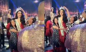 Khoảnh khắc đẹp nhất đêm đăng quang: Bố mẹ Hương Giang ôm chầm, xoa đầu con gái