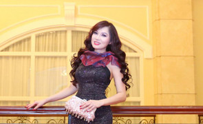 Ca sĩ Kavie Trần khoe vẻ sexy trong thiết kế có giá hàng trăm triệu đồng