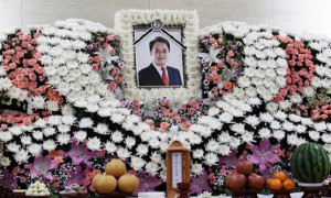 Vụ sao Hàn tự sát sau cáo buộc tình dục: Vợ con lặng lẽ lo tang lễ