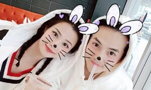 Phản ứng của Đông Nhi khi bị rơi điện thoại xuống biển