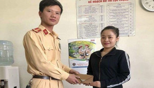 CSGT Hà Nội trả lại ví tiền chứa 5 triệu đồng cho người đánh rơi