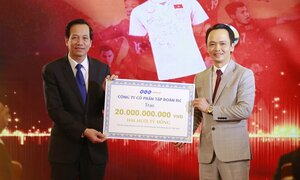 Thủ tướng trao 20 tỷ đồng đấu giá bóng và áo của U23 Việt Nam từ FLC cho 20 huyện nghèo