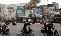 Khói lửa bốc lên nghi ngút tại căn nhà 4 tầng trên phố Thủ đô