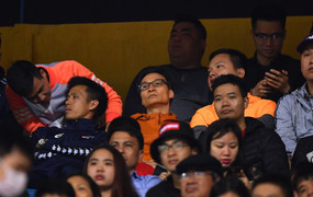 Phó thủ tướng Vũ Đức Đam xem V-League giữa 'rừng' cổ động viên Thủ đô