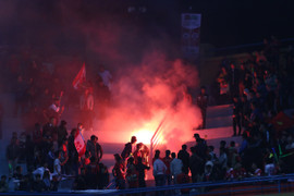 CĐV Hải Phòng làm loạn, HLV Trương Việt Hoàng ủng hộ kết thúc trận đấu sớm