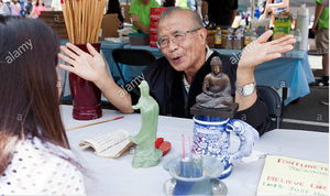 Không chết như lời phán, người phụ nữ đến phá quầy của thầy bói