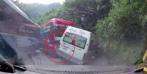 Clip: Khoảnh khắc xe khách húc ô tô du lịch trên đèo dốc ở Sa Pa