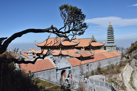 Mùa lễ hội, du khách thích thú khám phá quần thể tâm linh trên đỉnh Fansipan