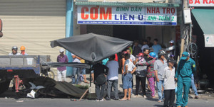 Tông vào đuôi xe tải đang đỗ, đôi nam nữ trên xe máy chết tại chỗ