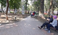 Bóc vỉa hè Hồ Gươm, lát mới bằng granite: Dân kêu lãng phí, sợ trơn trượt