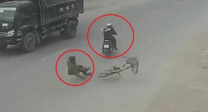 Clip: Xe đạp sang đường kiểu 'cảm tử', bị xe máy phóng bạt mạng tông văng