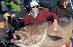 Nữ cần thủ gần 70 tuổi câu được cá khổng lồ nặng gần 130 kg