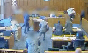 Video: Liều lĩnh tấn công nhân chứng ngay tại tòa, bị cáo bị bắn chết