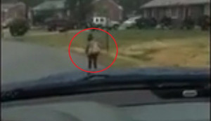 Video bố bắt con chạy bộ đi học dưới mưa gây tranh cãi