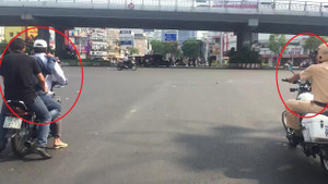 Clip: Xe máy kẹp ba không mũ bảo hiểm 'lặng lẽ' lùi sau xe CSGT