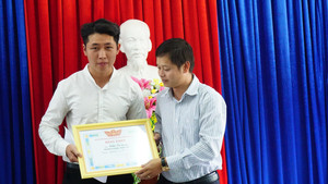 Tặng bằng khen cho chàng trai thất nghiệp trả lại gần 90 triệu đồng nhặt được