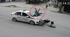 Clip: Mẹ chở con qua ngã tư không quan sát, bị taxi tông ngã văng