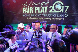 Tặng lại tiền thưởng Fair Play cho nữ đồng nghiệp, Văn Toàn nói gì?