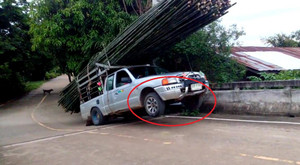 Clip: Ô tô bán tải chở quá nhiều tre và cái kết đắng khi lên dốc