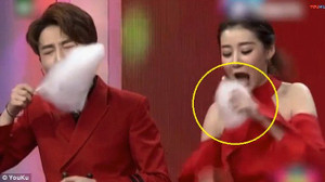 Clip: Nữ MC ăn kẹo bông trong 3 giây khiến nam khách mời sốc nặng