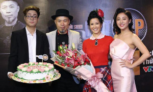 Diva Hồng Nhung xúc động khi được tổ chức sinh nhật bất ngờ