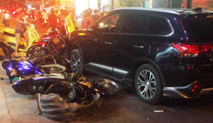 Video: Ô tô 7 chỗ tông hàng loạt xe máy ở TP.HCM