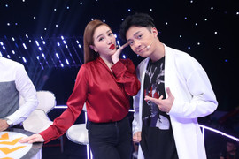 Ngô Kiến Huy tiết lộ thường giành váy, dùng chung mỹ phẩm với Khổng Tú Quỳnh