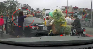 Clip: Quay đầu ô tô trên cầu giữa giờ cao điểm, nữ tài xế còn mắng người sa sả