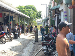 Người đàn ông đổ xăng ra nhà, ôm bình gas cố thủ đòi gặp vợ