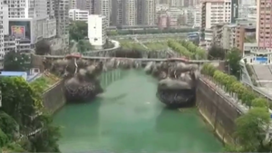 Video: Cầu 41 tuổi ở Trung Quốc đổ sập trong tích tắc