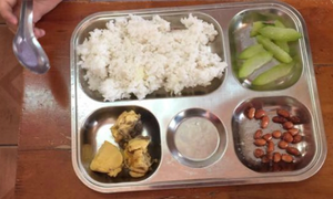 Hà Nội: Phụ huynh tố trường cắt xén, bữa ăn học sinh 'lèo tèo' rau thịt