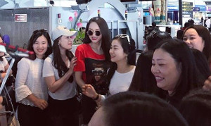 Video: Hương Giang bị fan tại Thái Lan vây kín trước giờ về nước