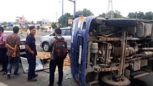 Video: Tông vào 2 xe con đang dừng đèn đỏ, xe tải chở đất cát lật đổ giữa đường