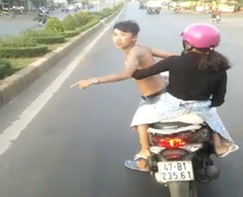Phẫn nộ nam thanh niên xăm trổ chở bạn gái 'đánh võng' thách thức xe khách trên đường Hồ Chí Minh